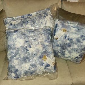 NWT Aviva Stanoff Throw Blanket & 2 Pillows Set Bkue White Sky Luxury these